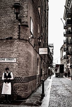 Kelner in historische straat in London