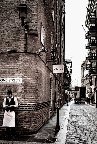 Kellner auf der historischen Straße in London