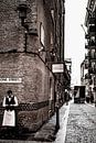 Kelner in historische straat in London van Francisca Snel thumbnail
