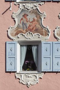 Fenster mit Lüftlmalerei 