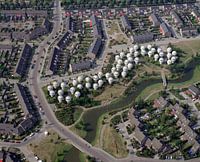 1990: Historische luchtfoto van de bolwoningen