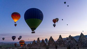 Luchtballonnen tijdens zonsopkomst in Cappadocië, Turkije
