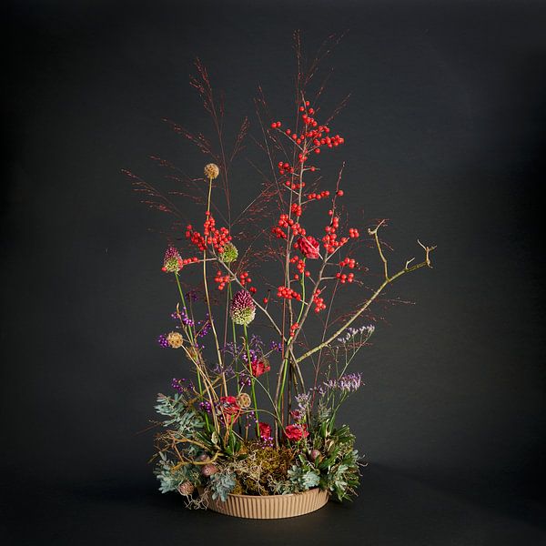 Arrangement floral lumineux et coloré sur fond sombre par Richard Zeinstra