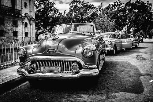 Oldtimer in de oude stad van Havana Cuba in zwart-wit