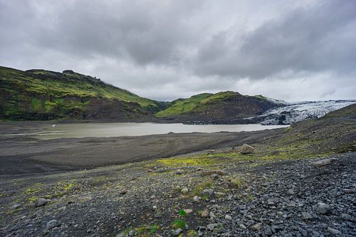 IJsland - Fjallsarlon gletsjerlagune en met groen mos bedekte vulkanische bergen
