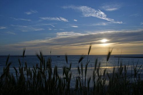 zonsondergang aan zee