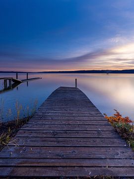 Herfstmagie bij zonsopgang aan de Ammersee , Herfstmagie in de ochtendschemering bij de Ammersee van Christina Bauer Photos