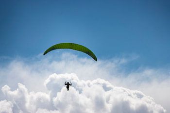 De horizon tegemoet - parapenter in de wolken