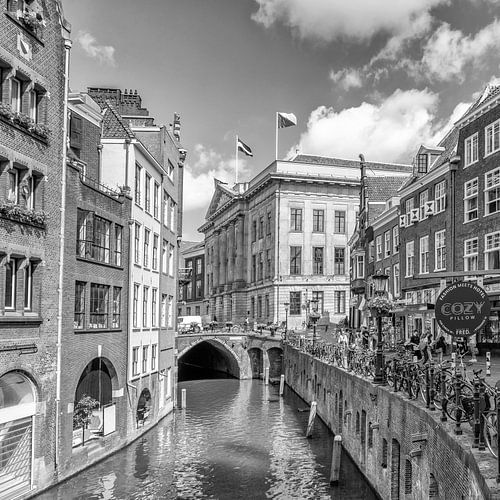 Oudegracht op de Vismarkt in Utrecht | Monochrom