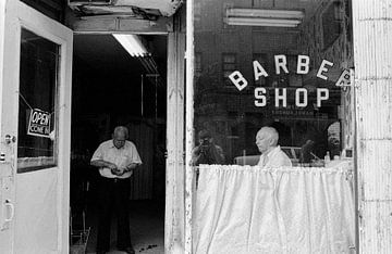Friseurladen in Brooklyn von Raoul Suermondt