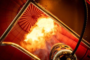 Fire and air at the heart of the balloon by Marco Leeggangers