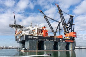 Das größte Kranschiff der Welt, die Sleipnir, verlässt den Hafen und ist auf dem Weg zu einer neuen 