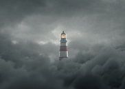 Oude vuurtoren verheft zich boven grijze wolken van Besa Art thumbnail