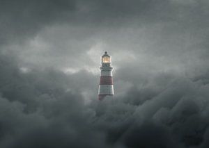Alter Leuchtturm erhebt sich über graue Wolken von Besa Art