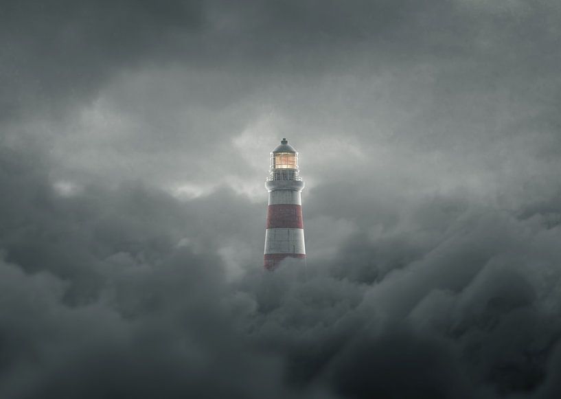 Oude vuurtoren verheft zich boven grijze wolken van Besa Art