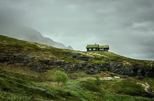 Traditionele berghut in het ruige landschap van Vestland, Noorwegen van Bo Scheeringa Photography