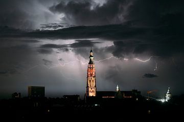 Bliksem met de grote kerk van Breda van Desmond Berger