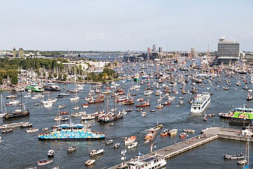 Blick über SAIL Amsterdam 2025, Fluss IJ mit GVB-Fähre