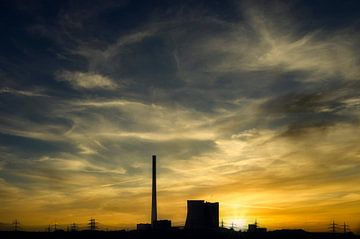 Kolengestookte centrale in de zonsondergang van Foto Oger