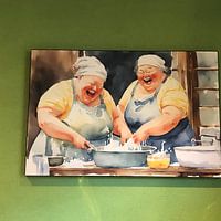 Photo de nos clients: 2 femmes sociables s'amusent en faisant la vaisselle par De gezellige Dames, sur artframe