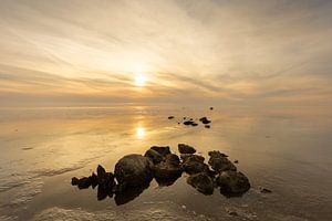 Serene zonsondergang weerspiegeld bij stenen op de Waddenzee van KB Design & Photography (Karen Brouwer)