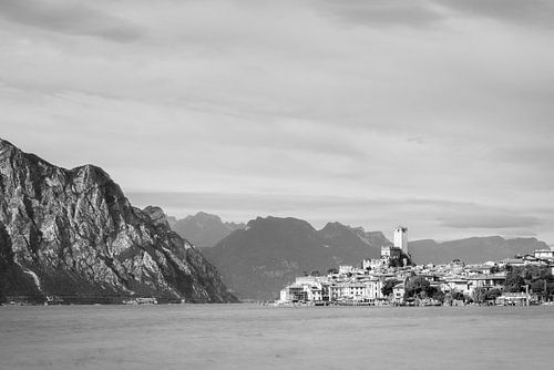 Uitzicht over het Gardameer | reizen | zwart wit fotografie |