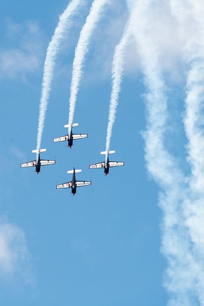 Blades aerobatic team in een duikvlucht van Wim Stolwerk