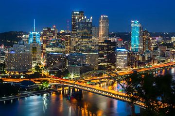 Dromerige skyline van Pittsburgh in de avond