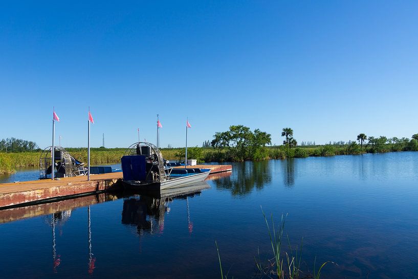 USA, Florida, Deux bateaux de tourisme attendent à l'embarcadère dans la rivière des Everglades par adventure-photos
