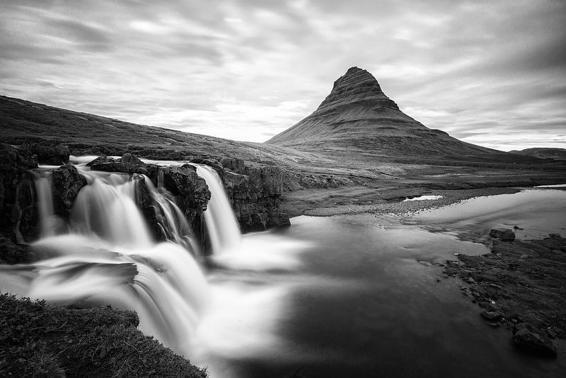 Kirkjufellsfoss in zwart wit van Menno Schaefer