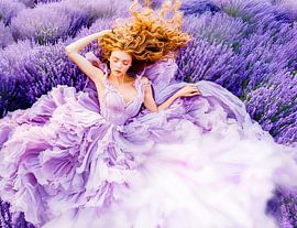 Frau, die in einem wallenden lavendelfarbenen Kleid ruht von ArtMomente