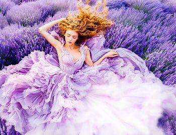 Frau, die in einem wallenden lavendelfarbenen Kleid ruht