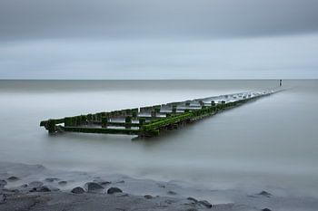 Golfbrekers aan de Nederlandse kust bij West-Kapelle in Zeeland