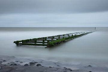 Golfbrekers aan de Nederlandse kust bij West-Kapelle in Zeeland van Jan van der Vlies