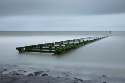 Brise-lames sur la côte néerlandaise près de West Kapelle en Zélande sur Jan van der Vlies