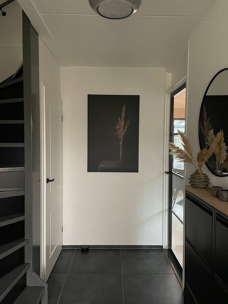 Dunkles Stillleben mit Trockenblumen auf altem Holztisch von Mayra Fotografie