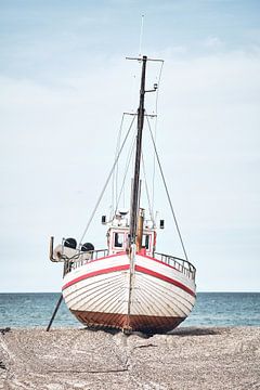 Vissersboot ligt op het droge van Florian Kunde