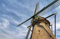 Hollandse molen tegen een blauwe lucht met wolken von Dennis van de Water Miniaturansicht