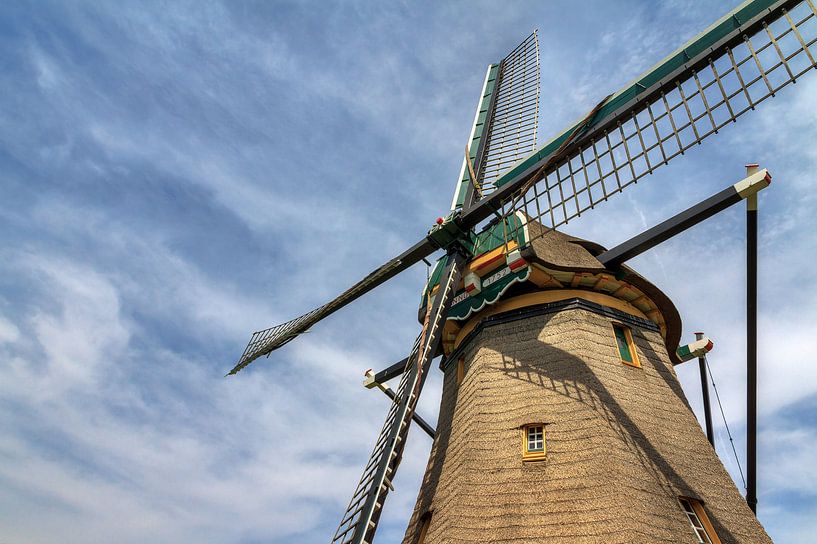 Hollandse molen tegen een blauwe lucht met wolken par Dennis van de Water