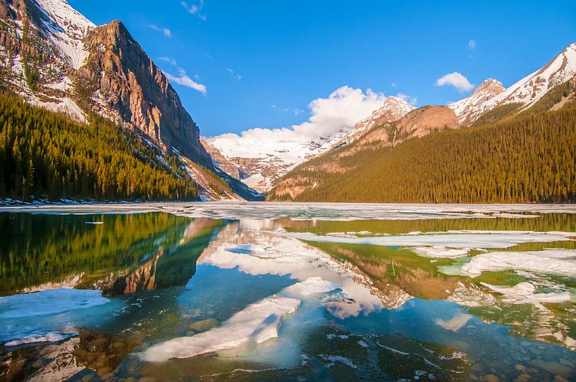 Lake Louise im Banff-Nationalpark in Westkanada. von Corno van den Berg