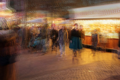 Mehrfachbelichtung von Menschen auf einem Weihnachtsmarkt a