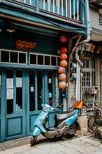 Scooter contre la façade bleue à Tainan, Taiwan