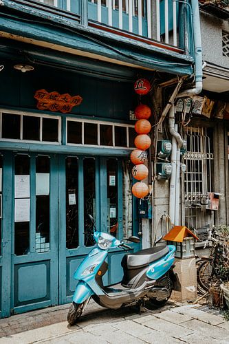 Scooter tegen blauwe gevel in Tainan, Taiwan