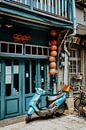 Scooter tegen blauwe gevel in Tainan, Taiwan van Expeditie Aardbol thumbnail