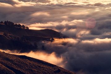 Langzeitbelichtung von Wolken und Bergen mit Blick vom Mount Rinjani in Lombok, Indonesien von Shanti Hesse