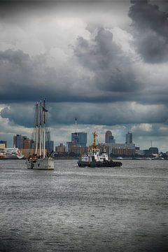 Dreigende Luchten boven de Waterweg bij Schiedam met de Rotterdamse Skyline van FotoGraaGHanneke