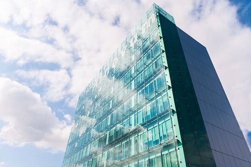 Spiegeling van wolken in ramen flat