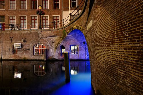 Rathausbrücke über die Oudegracht in Utrecht mit dem Lichtkunstwerk Trajectum Lumen von Har Hollands