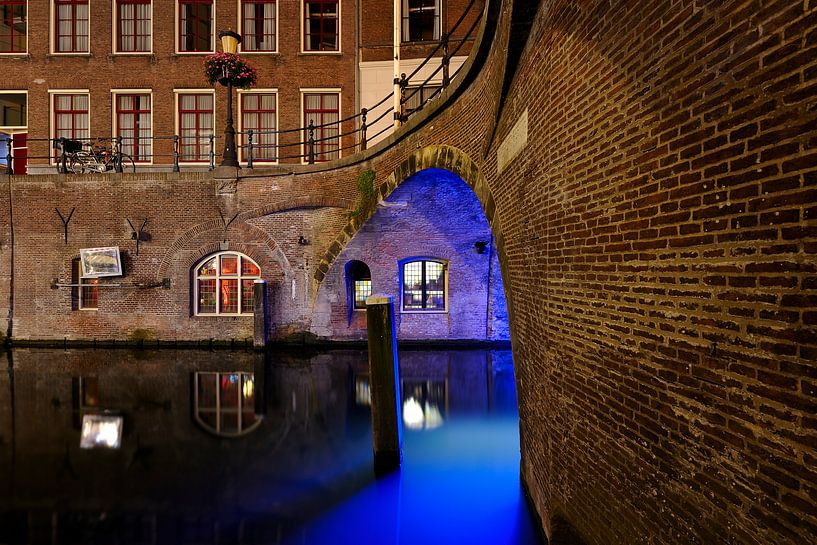 Pont de l'hôtel de ville sur l'Oudegracht à Utrecht avec l'œuvre d'art lumineuse Trajectum Lumen de  par Donker Utrecht