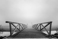 Un pont noir/blanc dans le brouillard